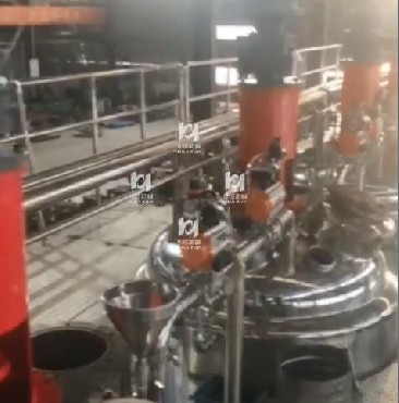 新材料設備施工現(xiàn)場